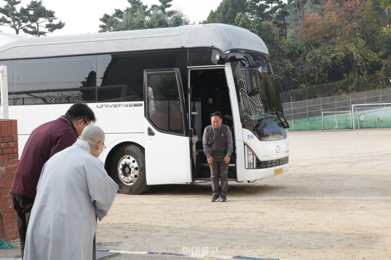 혜도 스님이 박용호 교장과 인사를 하며 안전한 여행을 기원하고 있다.