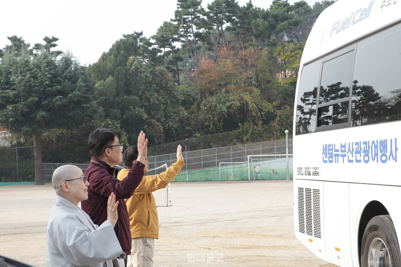 한마음선원 부산지원장 혜도 스님과 교직원들이 마지막 수학여행을 떠나는 학생들을 향해 손을 흔들며 배웅하고 있다. 학생들의 초상권 보호를 위해 사진은 비식별 구도로 촬영됐다.
