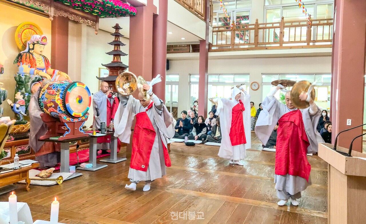 부산영산재보존회가 바라춤을 선보이고 있다.