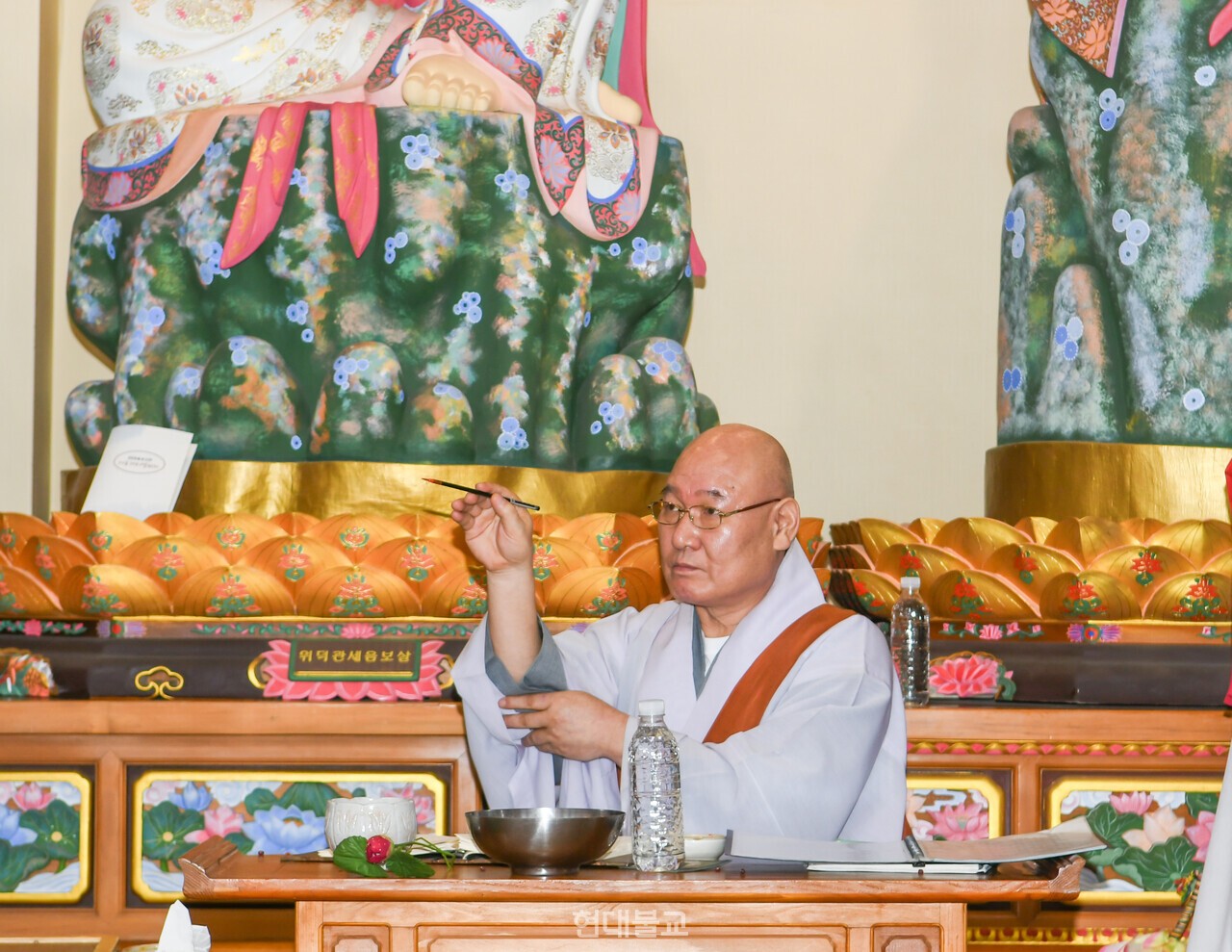 성관음사 주지 일우 스님의 점안 의식.