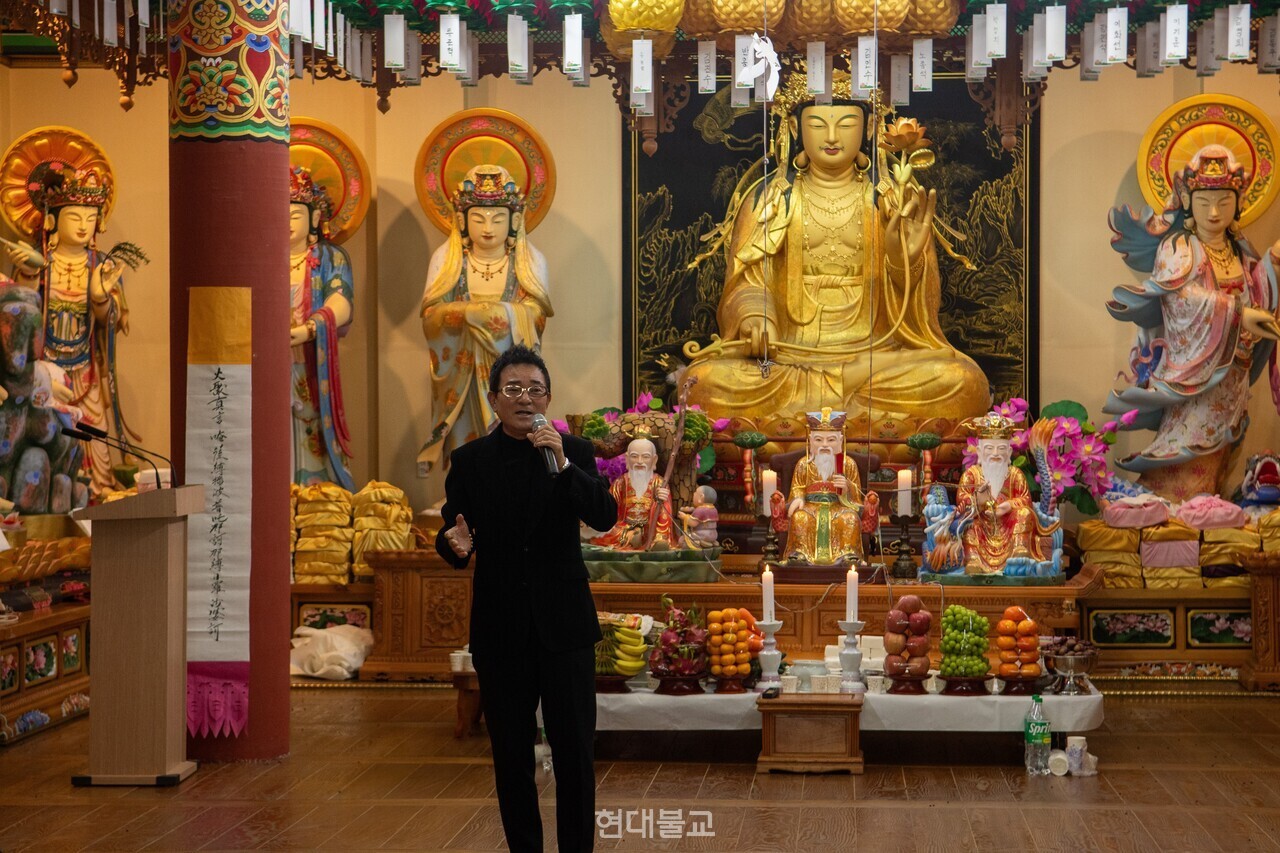 불자가수 박정식의 무대.