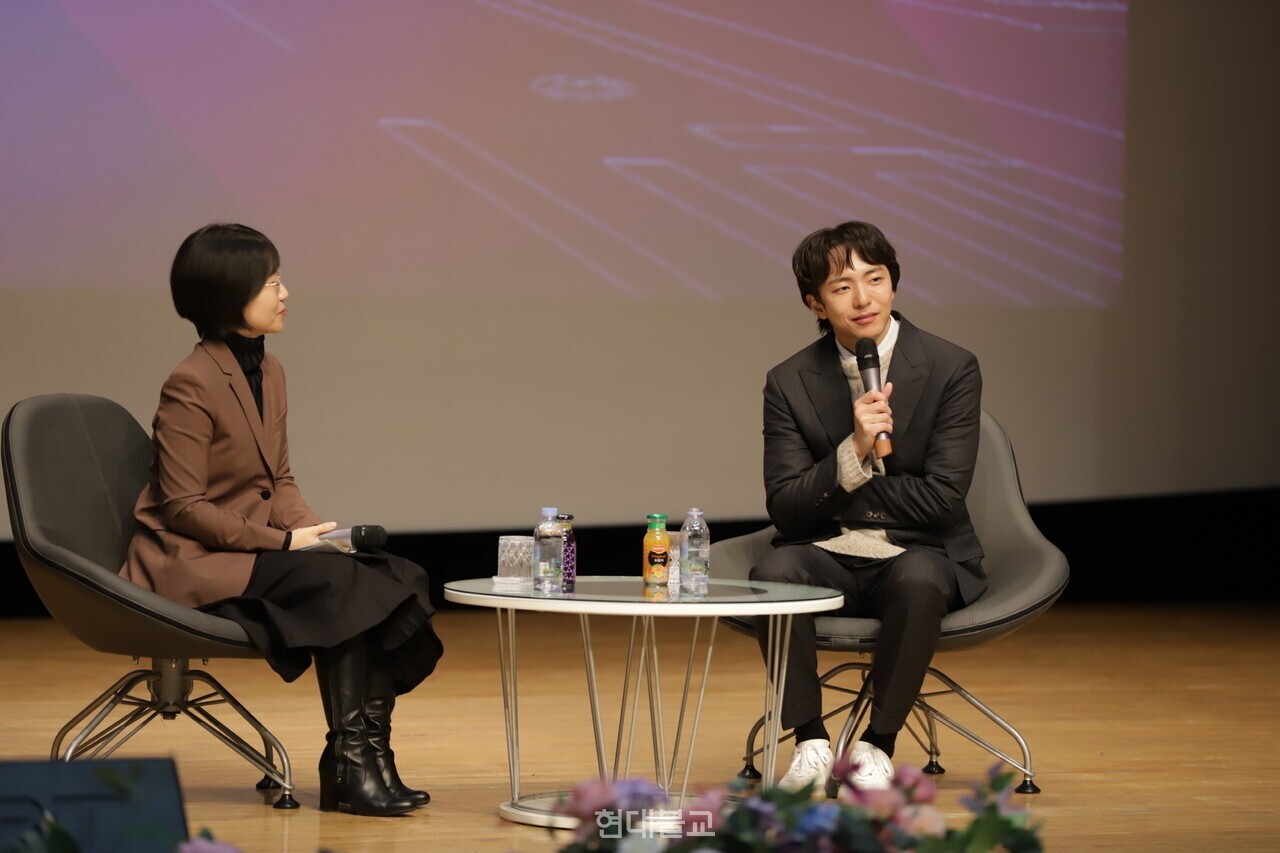 대담 진행을 맡은 민세진 동국대 교무처장(왼쪽)과 박천휴 작가.