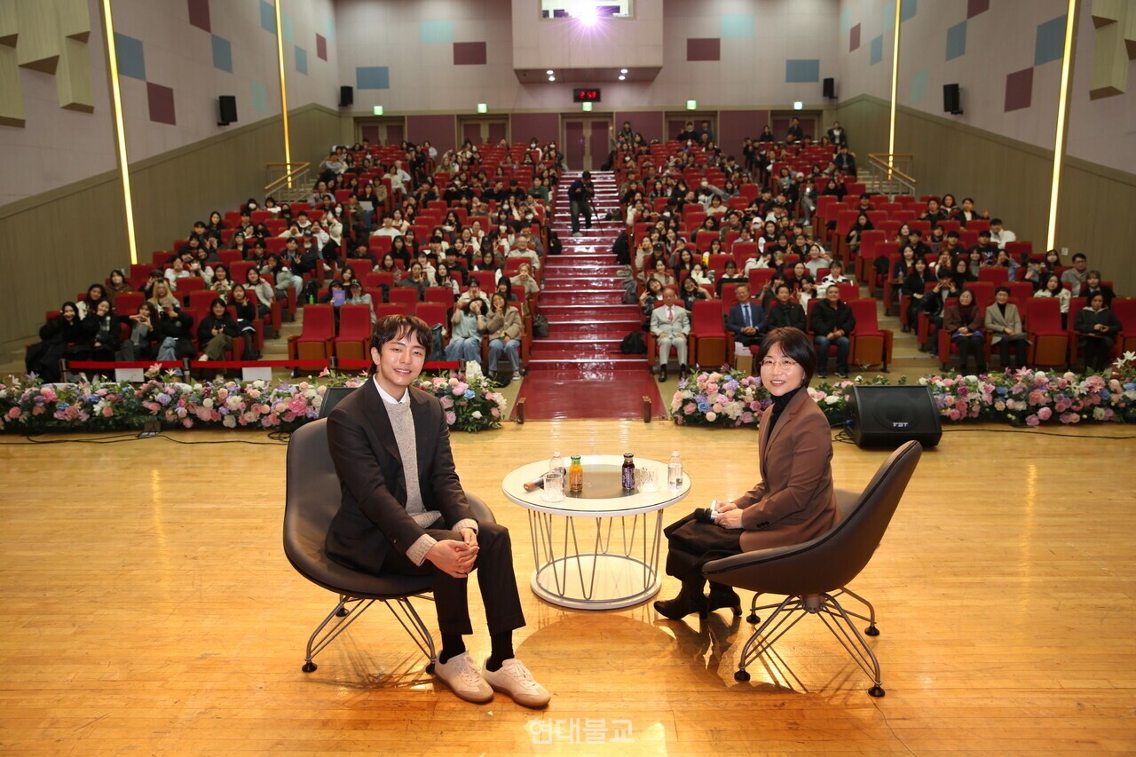 동국대는 11월 25일 남산홀에서 ‘박천휴 작가 명예졸업장 수여 및 특강’을 개최했다. 사진은 ‘꿈꾸는 이방인: 동국대에서 브로드웨이까지’ 특강 후 기념촬영. 사진 제공=동국대.