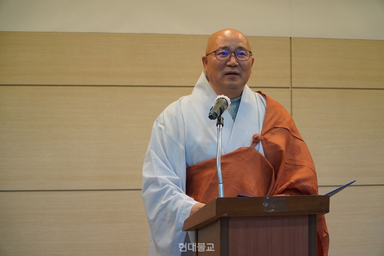 조계종 총무원 문화부장 성원 스님이 총무원장 진우 스님의 축사를 대독하고 있다.
