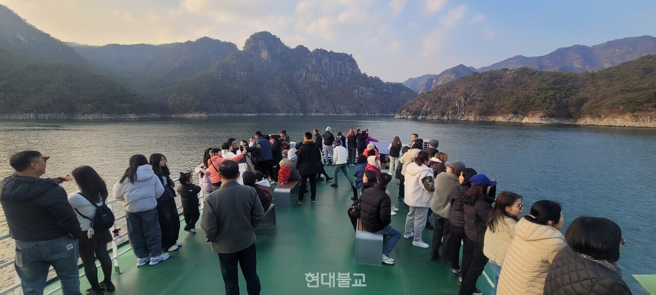 충주호 유람선에서 힐링 시간을 갖고 있는 고려인 후손들.