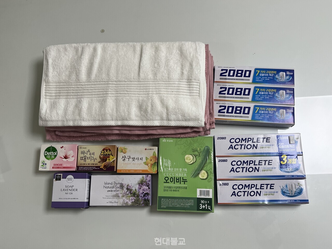 난민들에게 지원된 생필품 키트 내용물.