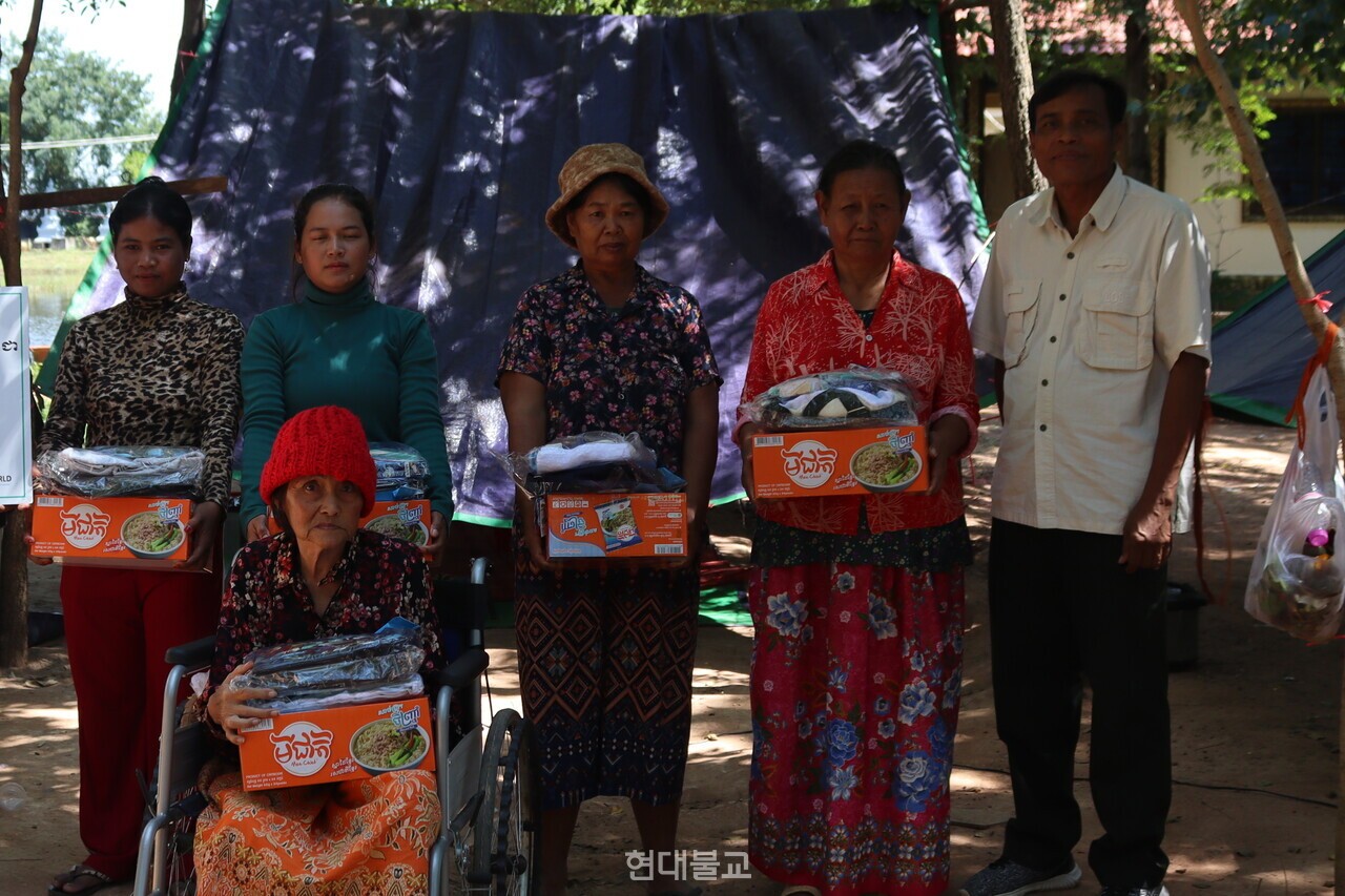 생필품키트, 라면, 아동용 가방등을 지원 받은 주민들 모습.
