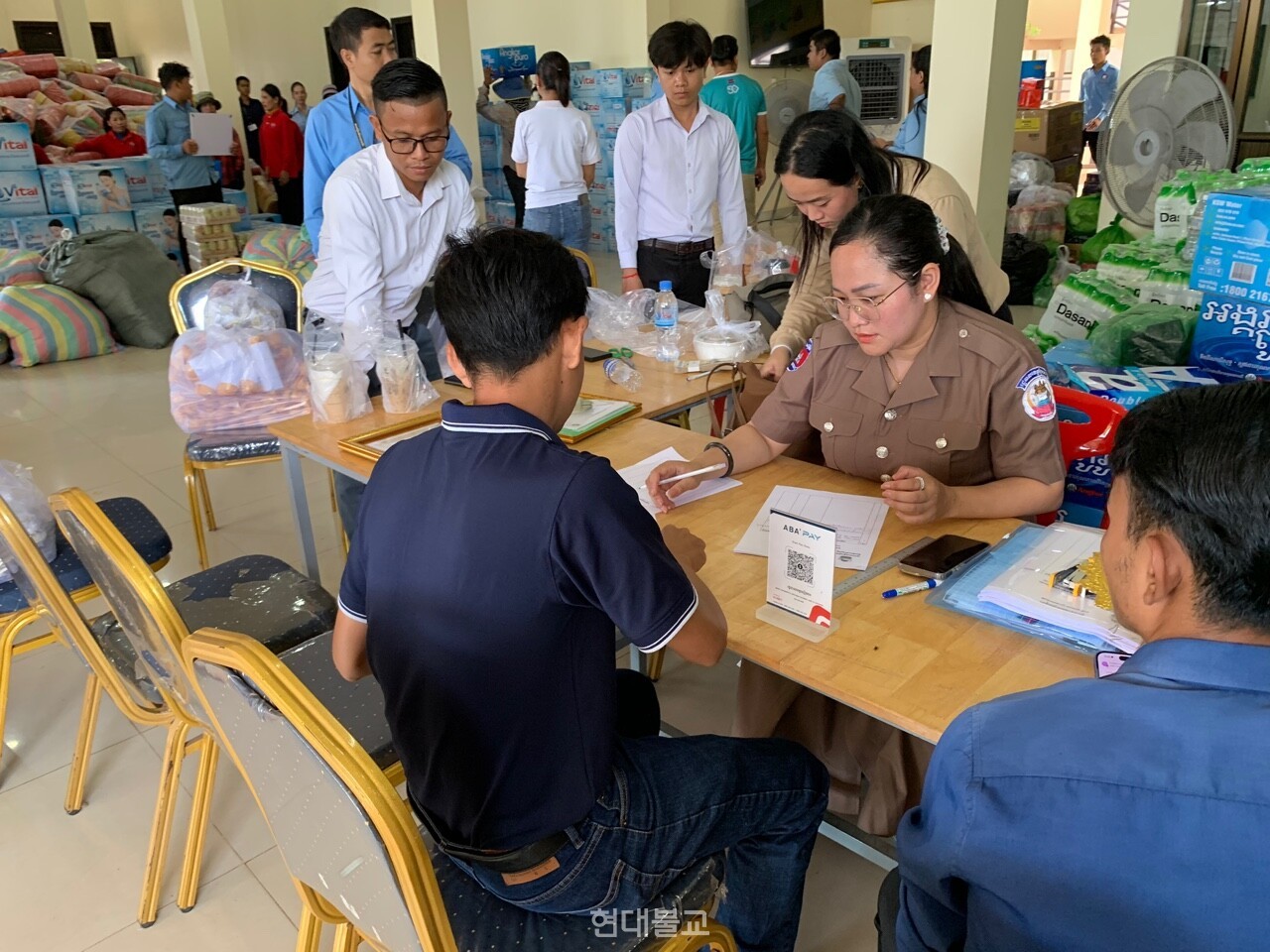시엠립 주정부가 로터르월드로부터 후원받은 구호물품을 주민들에게 전달하고 있다.