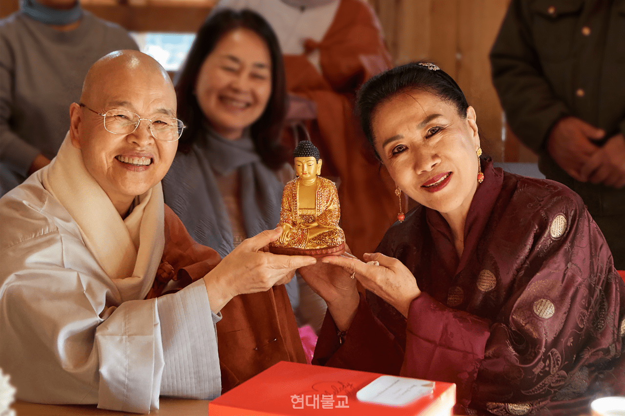 광용 스님은 체링 양돈 부탄 왕대비에게 불상을 선물하기도 했다.