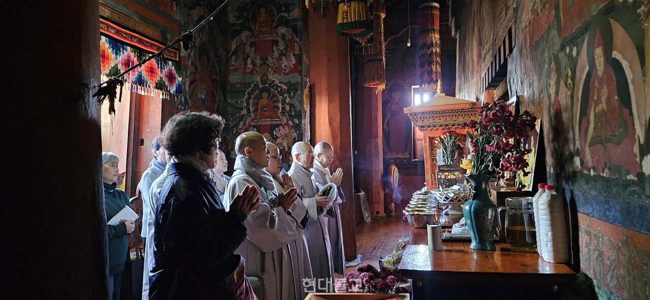 스님들은 둥체 라캉 사원에서 회향기도를 하고 일정을 마무리 했다.