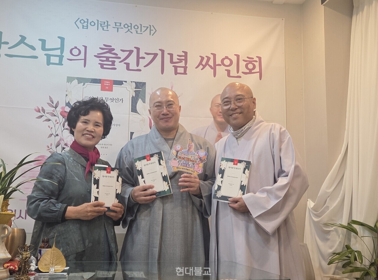 법장 스님(가운데)이 혜성 스님(오른쪽), 삼보회 회장 자재천 보살과 기념촬영을 하고 있다.