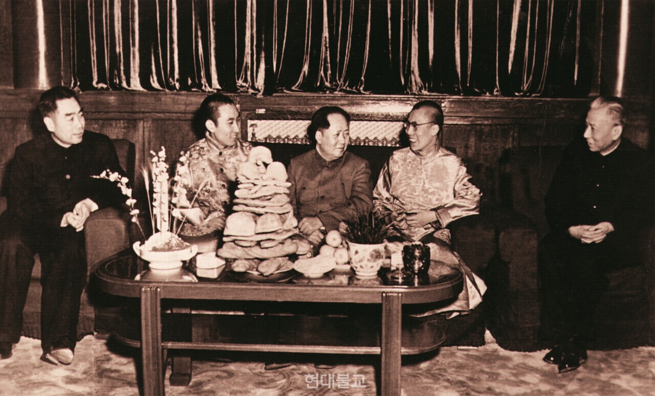 달라이라마는 구순 회고록인 이 책에서 지금껏 공개되지 않았던 중국 지도부와의 협상 과정을 공개했다. 사진은 중국 북경에서 열린 티베트 설날 기념행사. 왼쪽부터 저우언라이 총리, 판첸 라마, 마오쩌둥 주석, 달라이라마, 류사오치 전국인민대표회의 상무위원회 위원장. 사진 제공=하루헌.