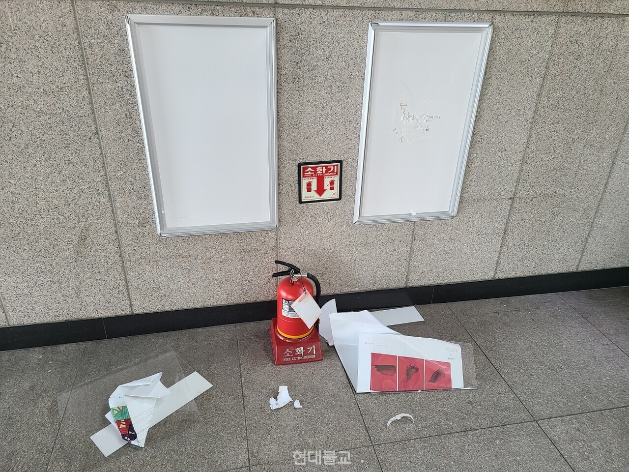 남춘척 역에서 11월 14일 발생한 게시판 훼손 모습.