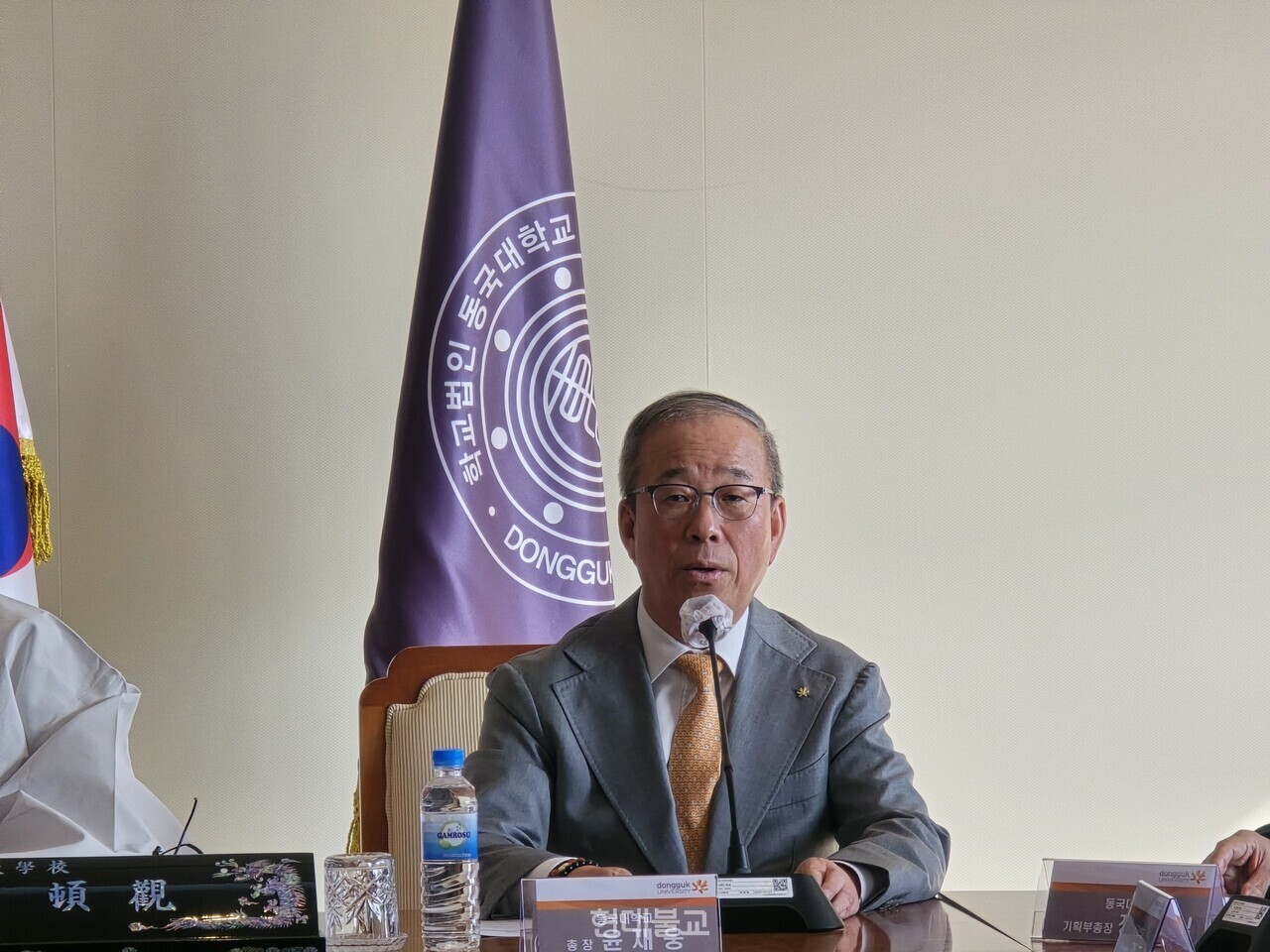 ����� ������ ������ ������ �߾��ϰ� �ִ�.&nbsp;