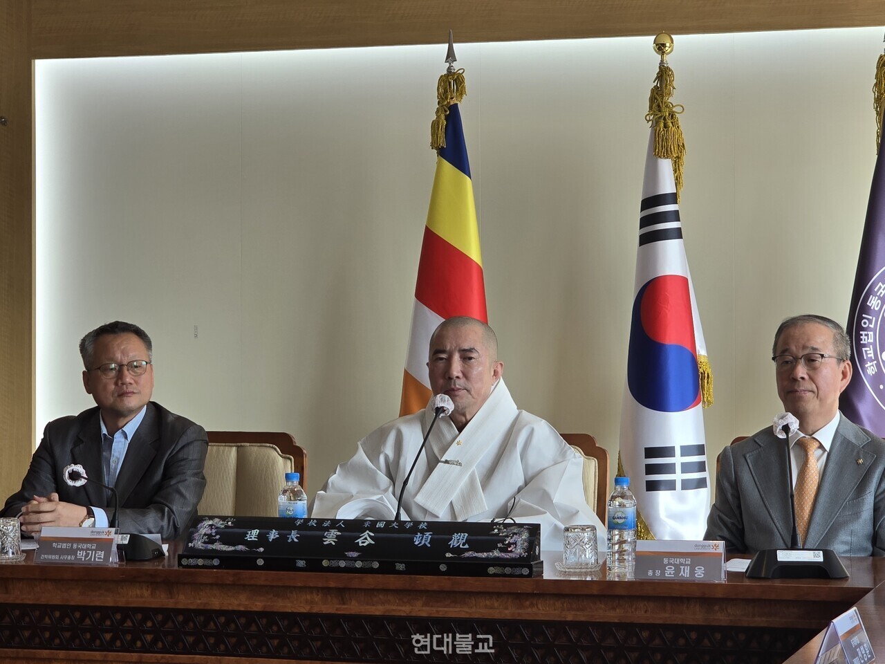 �б����� ������ �̻��� ���� ������ �߾��� �ϰ� �ִ�.&nbsp;