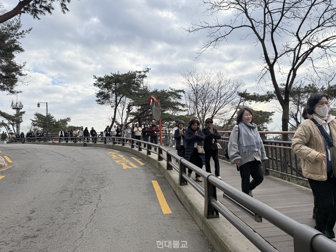 전국여성불자회원들이 도선사 둘레길을 걷고 있다.