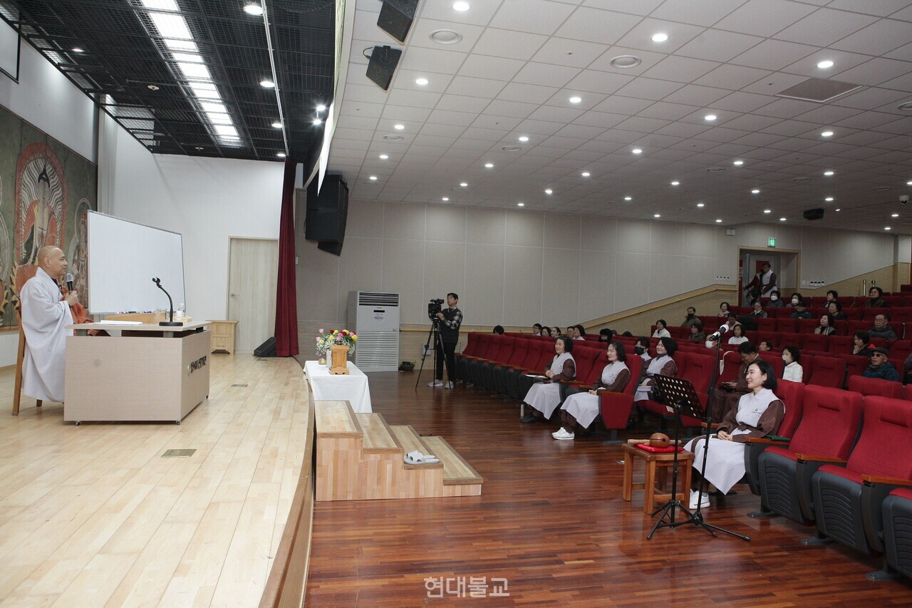 ���� ������ ������ ��û�ϴ� �����ڵ�. �̳� ��ȸ�� ����� ġ�� �߽��� �������� ���α׷����� ����ƴ�.