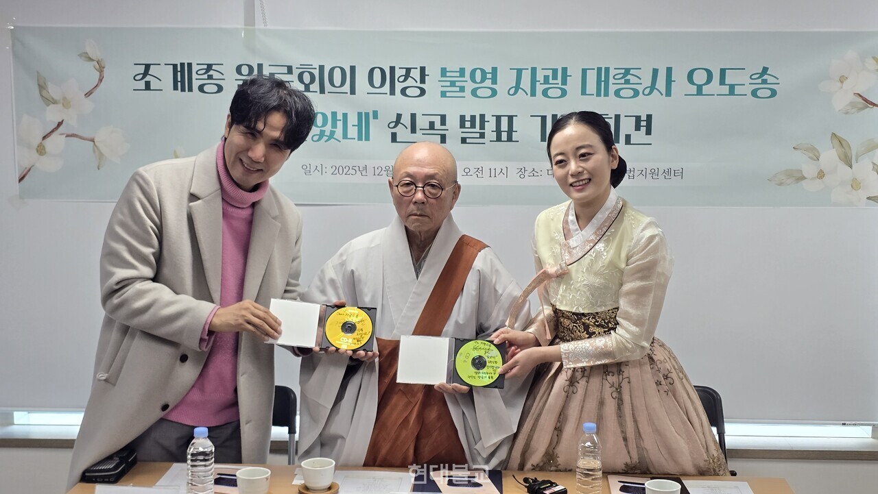 12�� 9�� ���� ������ �������� �ڱ� ������ ������ '�˾ҳ�' ��ǥ ����ȸ�߿��� �Ű� ���� ���� CD�� �ǳ��ظ� �۰(����)�� �罽�� ���ο� �̼���(������)�� �ڱ� ���Կ��� �����ϰ� �ִ�.&nbsp; &nbsp;