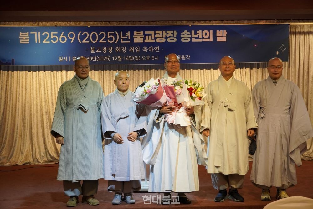 각 종책모임 회장 스님들이 경우 스님에게 꽃다발을 전달하며 축하를 전했다.
