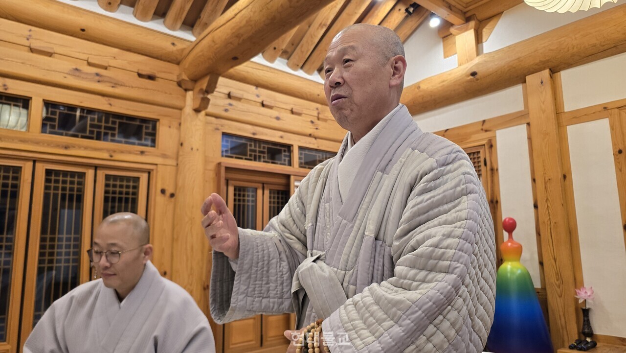 전등사 주지 여암 스님이 인사말을 하고 있다.