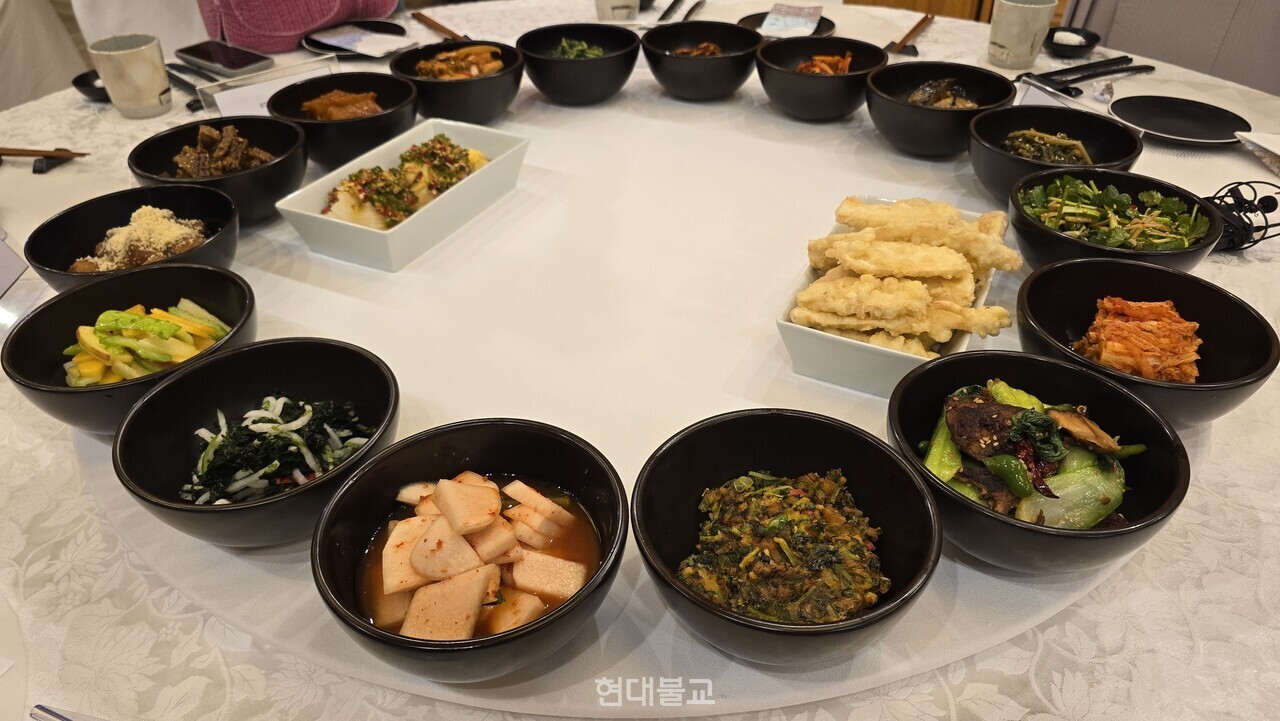 기자단에게 제공된 사찰음식 만찬.