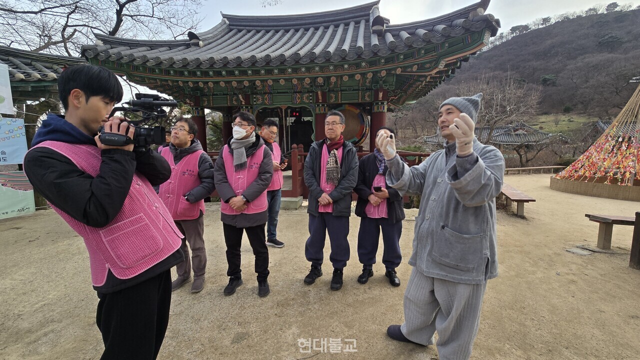 포교국장 임곡 스님이 전등사 경내를 설명하고 있다.