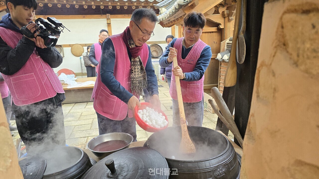 팥죽 만들기를 체험하는 기자단.