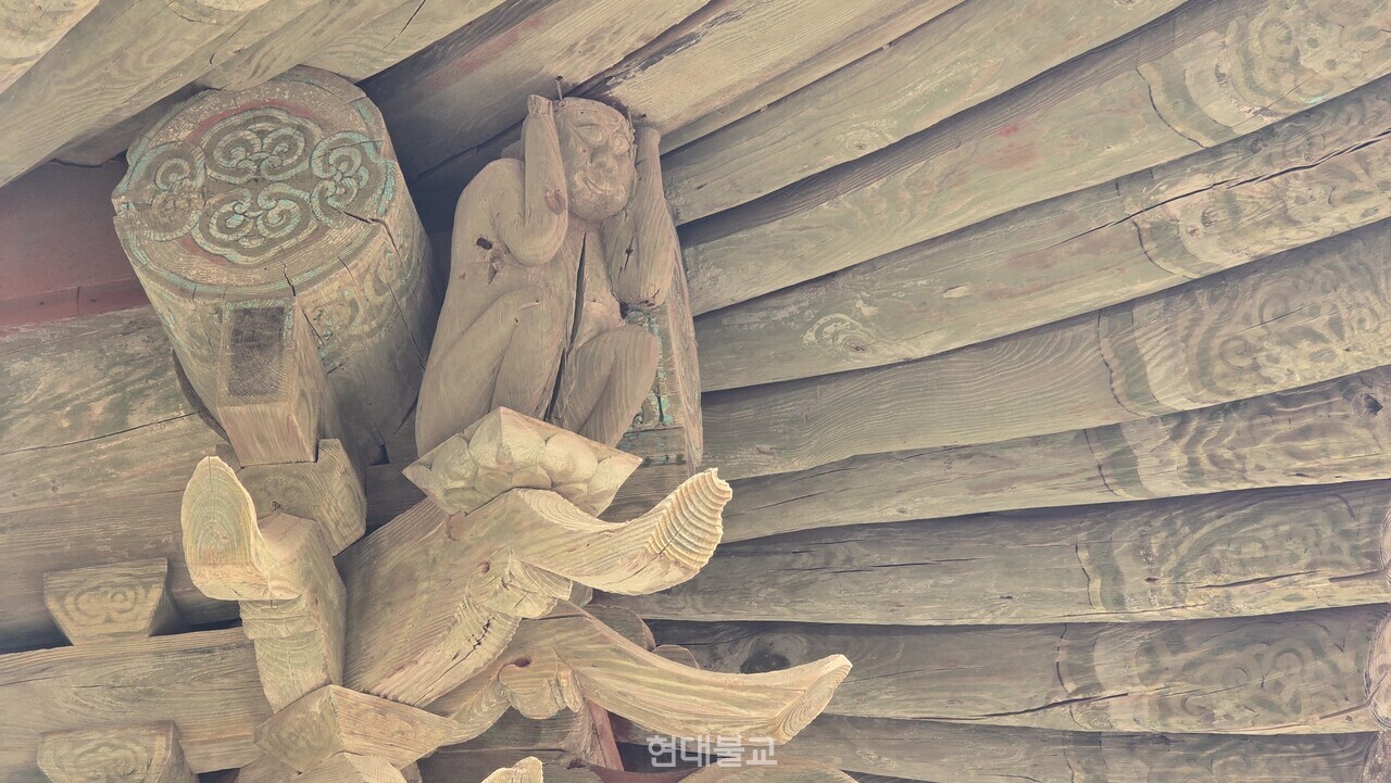 대웅보전 네 귀퉁이에 있는 나부상 중 하나.