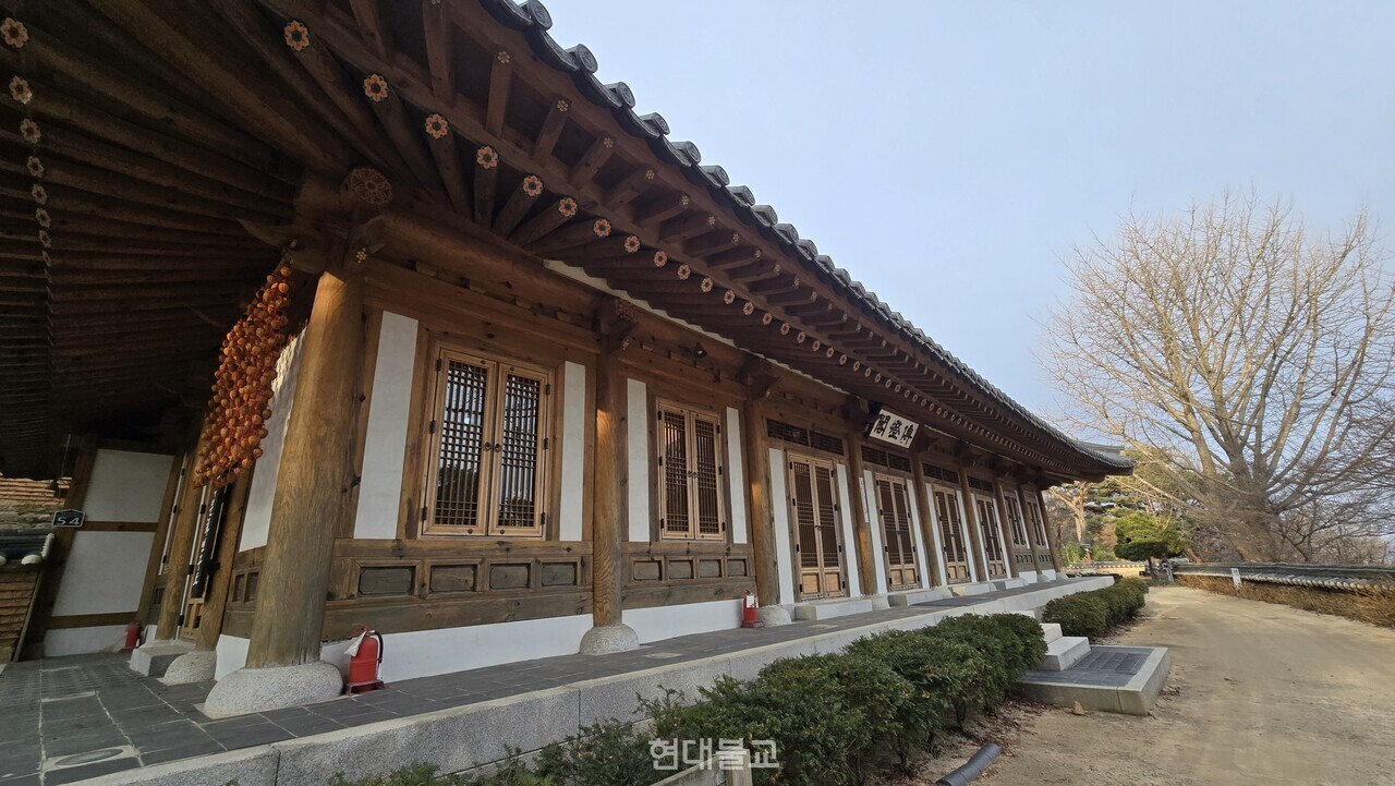 강화 전등사 전등각. 사찰음식문화연구소와 한옥 독채 템플스테이가 운영된다.