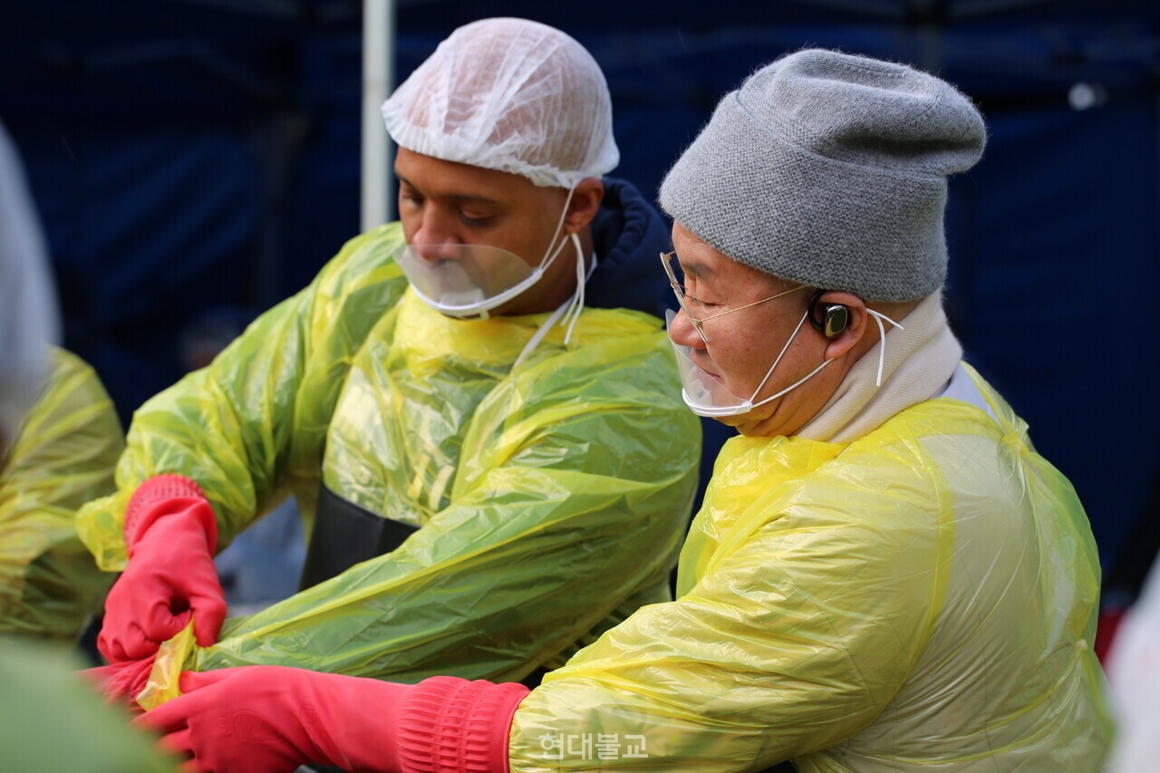 ȫ���� ���� �ɻ� ������ ���� ��¿� ������ �����ڵ�� �Բ� ���� ���߿� ����� �������� ������ �����ϰ� �ִ�.