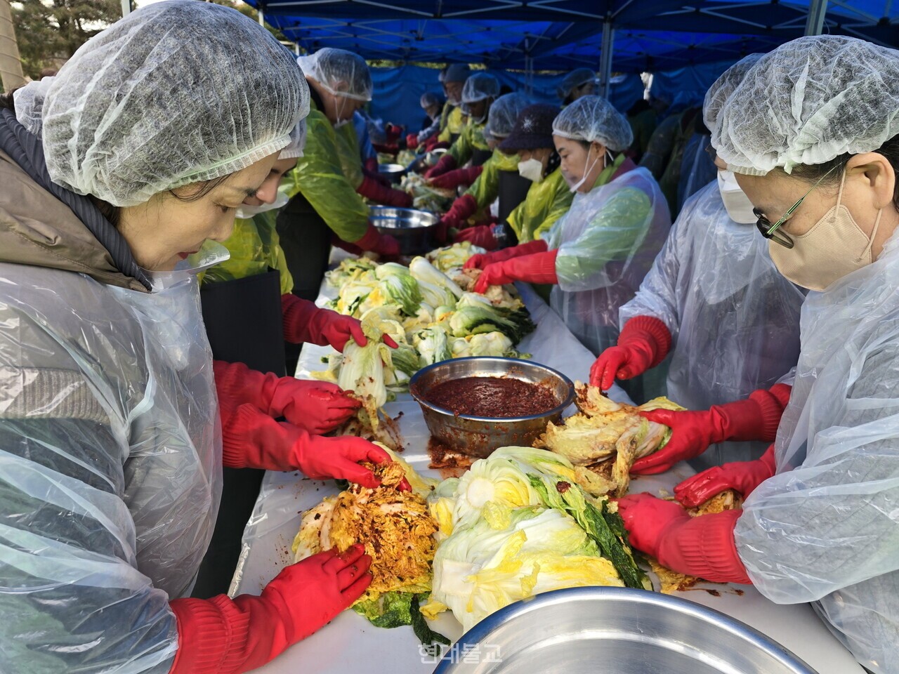 ȫ���� ���� ��¿� ������ �����ڵ��� ���� ���߿� ����� �������� ������ �����ϰ� �ִ�.