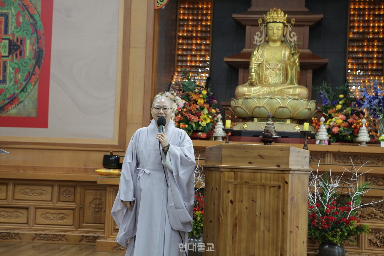 ��ܹ��� ������ �̻��� �ּ� ������ ���丶�� ���纴�� ���Ϻ����� ���翡�� �λ縻�� ���ϰ� �ִ�.