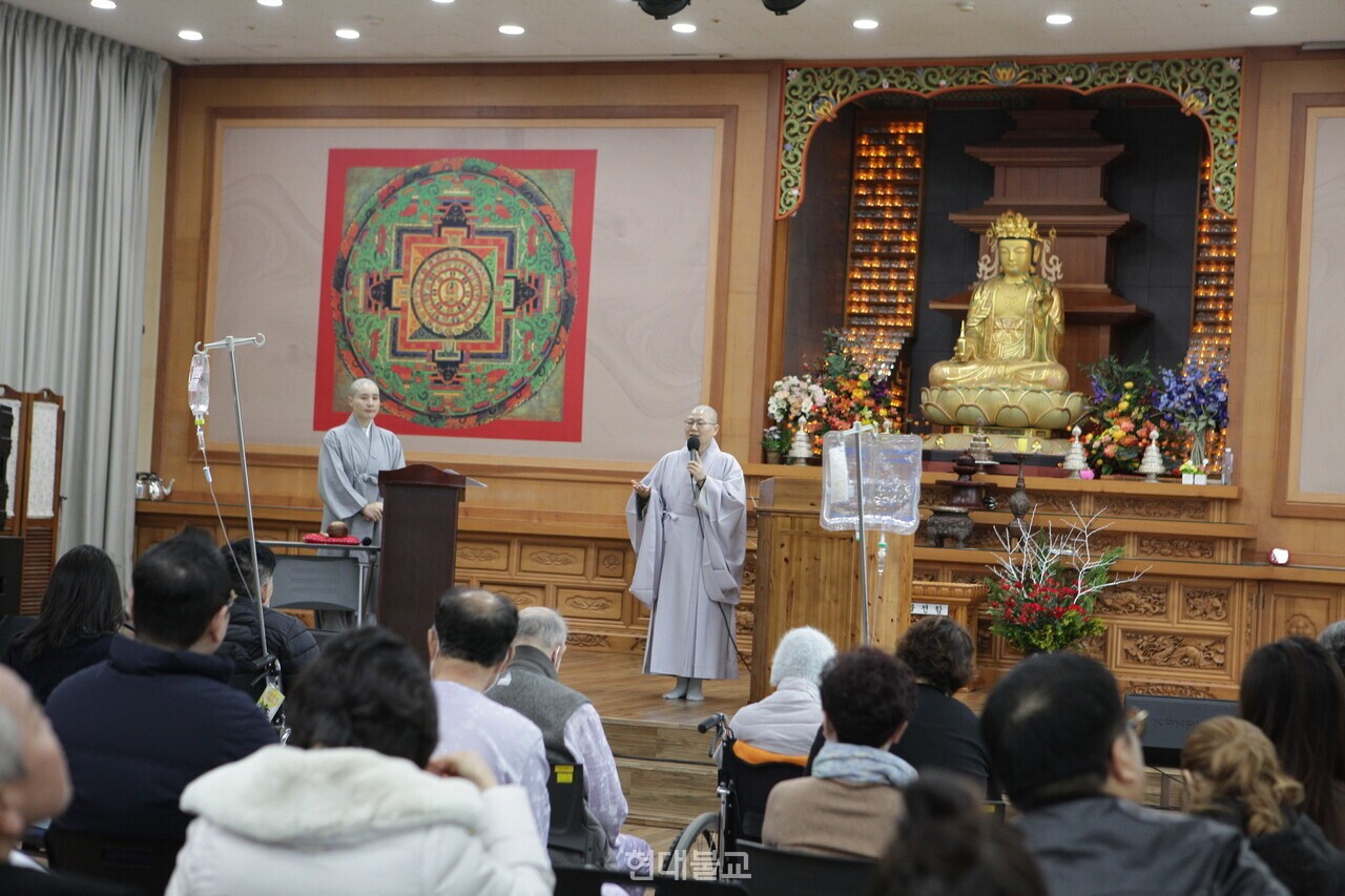 ���丶�� ���纴�� ���Ϻ����� ���翡�� ���� ���ں�� ������ ã�ư��� ����ȸ�� ����.