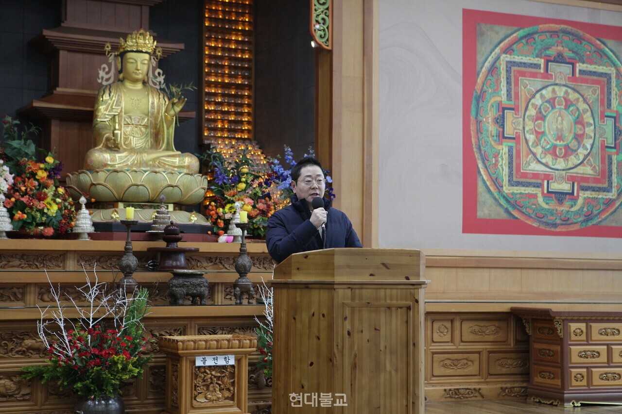 �ֱ�� ���湮ȭ��� ��ǥ�� ��� ����ȸ���� �λ縻�� �ϰ� �ִ�.