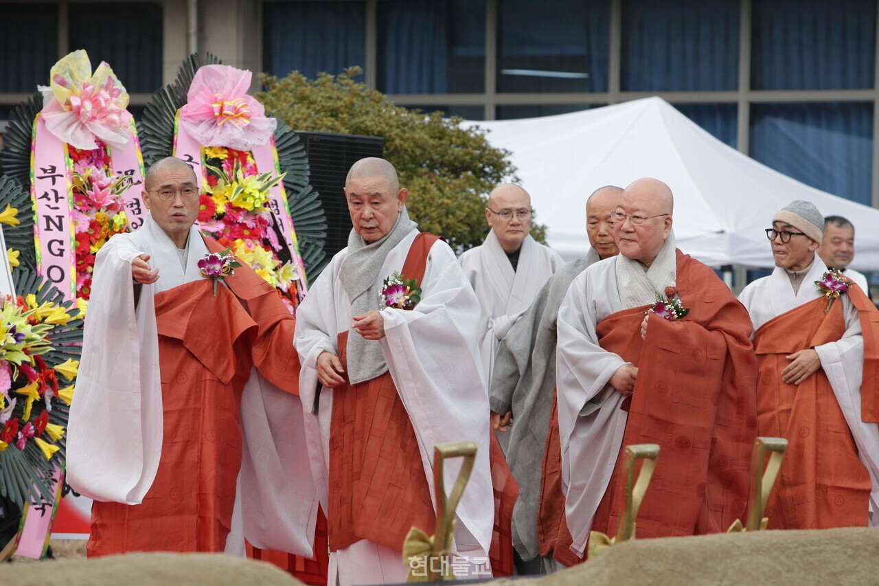 범어사 국제템플스테이관 건립 착공식에 참석한 내빈 입장 모습