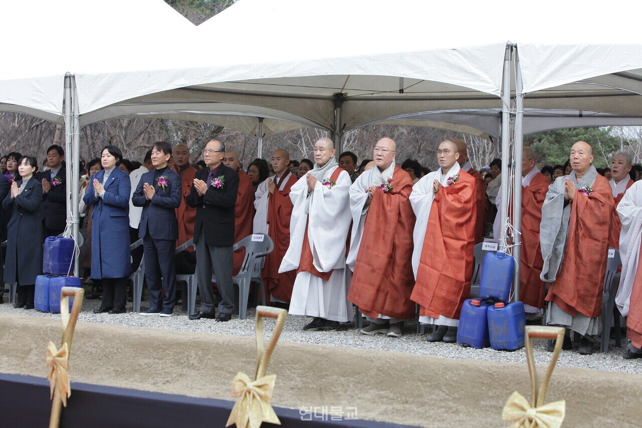 범어사 국제템플스테이관 착공식에 참석한 사부대중이 합장하며 불사의 원만 회향을 기원하고 있다.