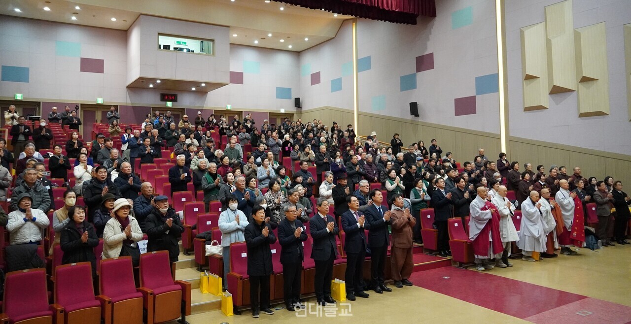 �̳� ȸ���ȸ���� 300�� ���ڵ�� ����ݾ�ȸ ȸ������ �Բ��ߴ�.