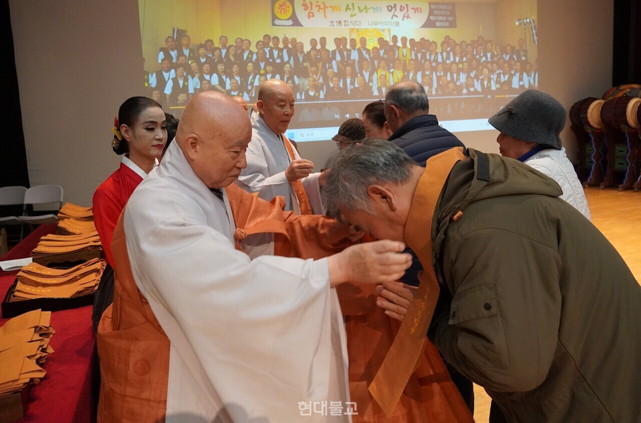 ����ݾ�ȸ‧����ұ������� 12�� 21�� ���� ������ ����Ȧ���� ����6�� �������Ҹ���ȸ 10000�� ���� ȸ���ȸ���� �����ߴ�. ���� ���� ������ ���ڵ鿡��&nbsp;�������ƹ�Ÿ�� ���ڡ��� �����ϸ� ���� ������ �ݷ��ϰ� �ִ�.