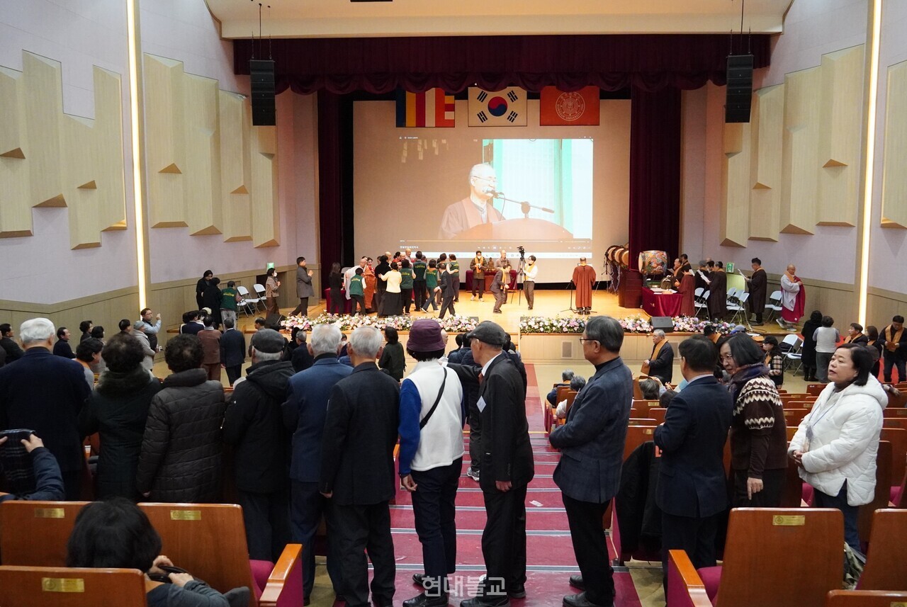 '�����ƹ�Ÿ�� ���ڡ��� �ޱ� ���� �������ڵ��� ��ٸ��� �ִ� ���.