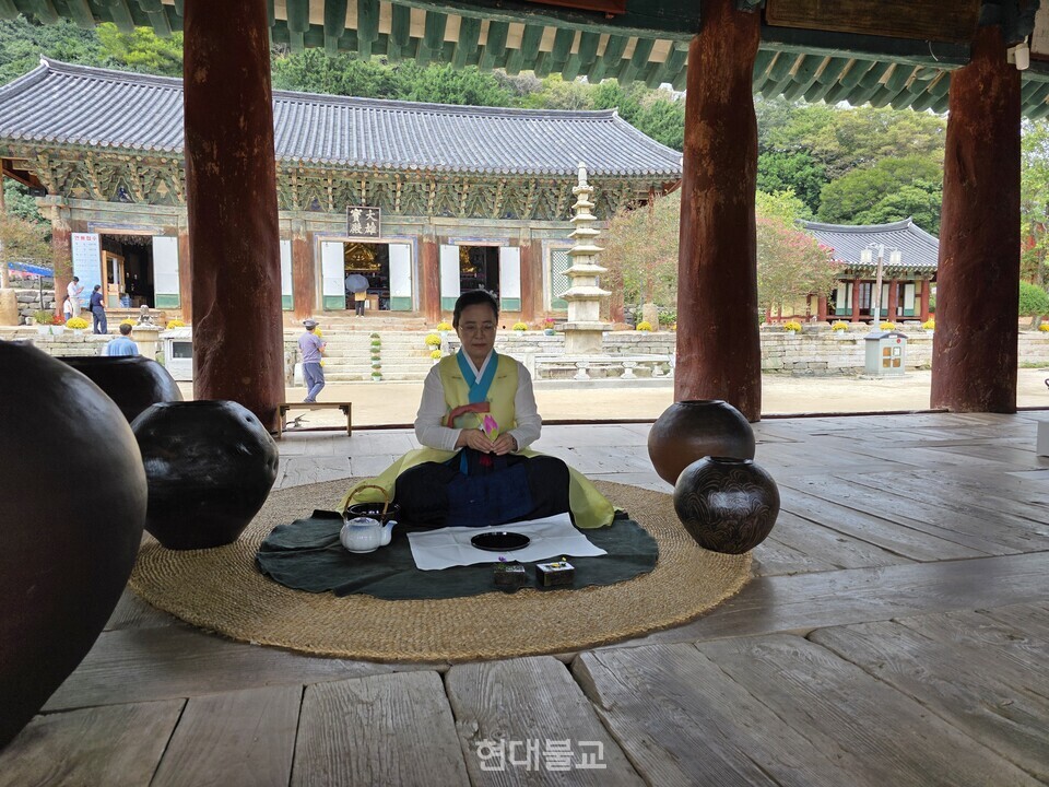 대한민국 대한명인에 추대된 강미정 선운다회 회장이 만세루에서 다도를 시연하고 있다