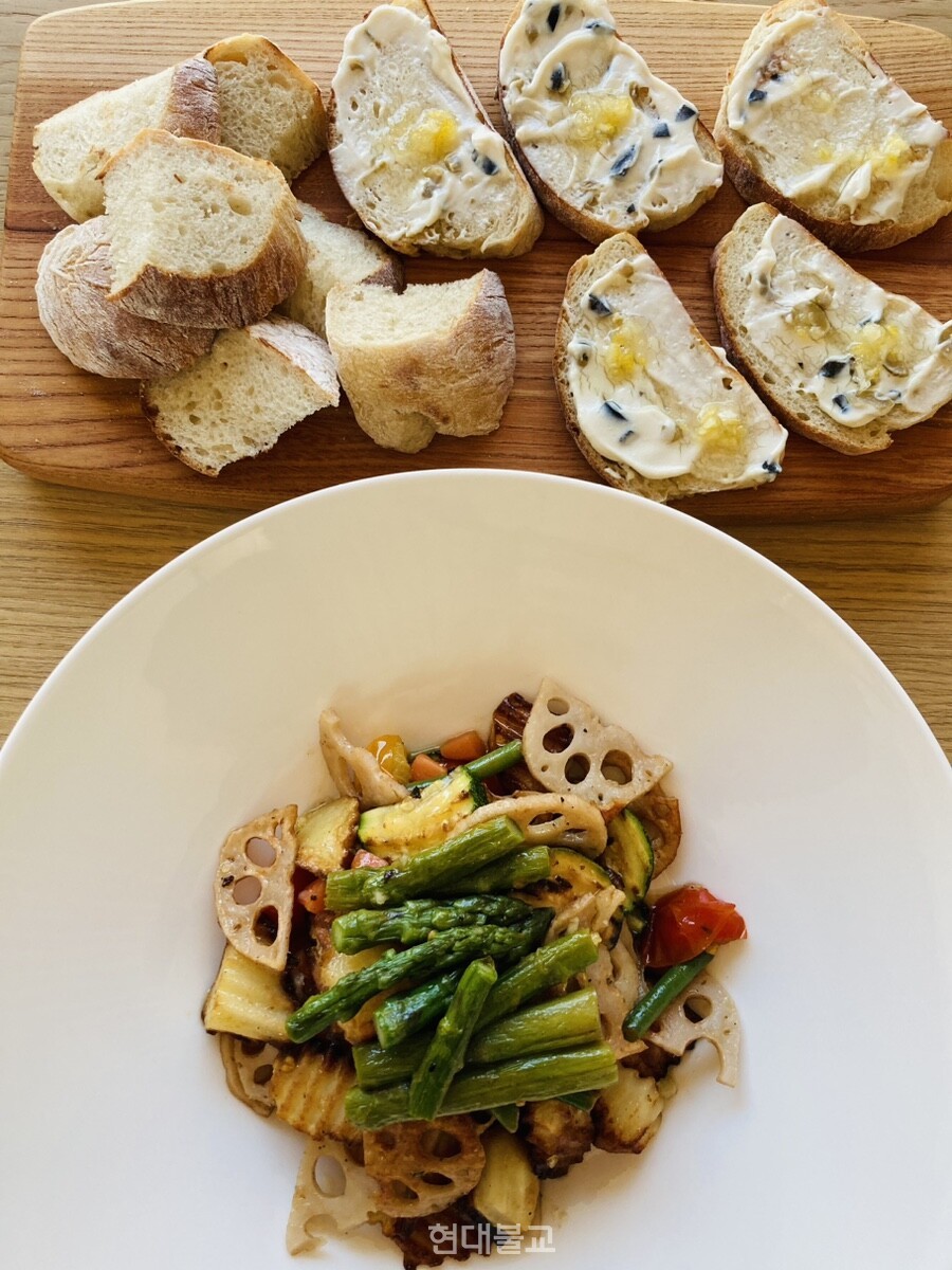 경봉 스님이 만든 ‘무해한’ 음식들. 무반죽 빵과 단감 스프레드, 채소볶음. 사진 제공=책공장더불어