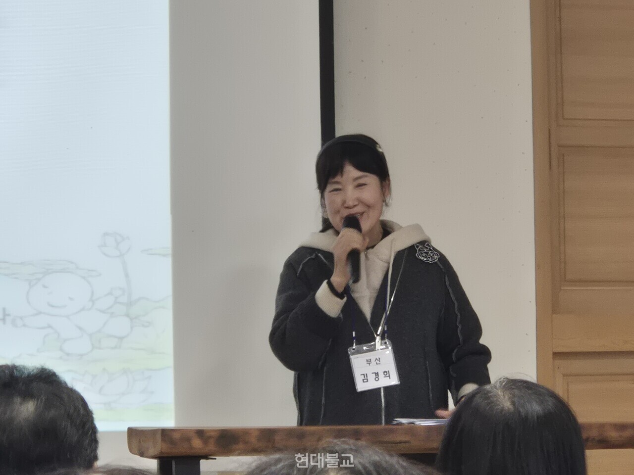 김경희 전국교직원불자연합회 회장이 겨울수련회 입재식에서 인사말을 하고 있다.