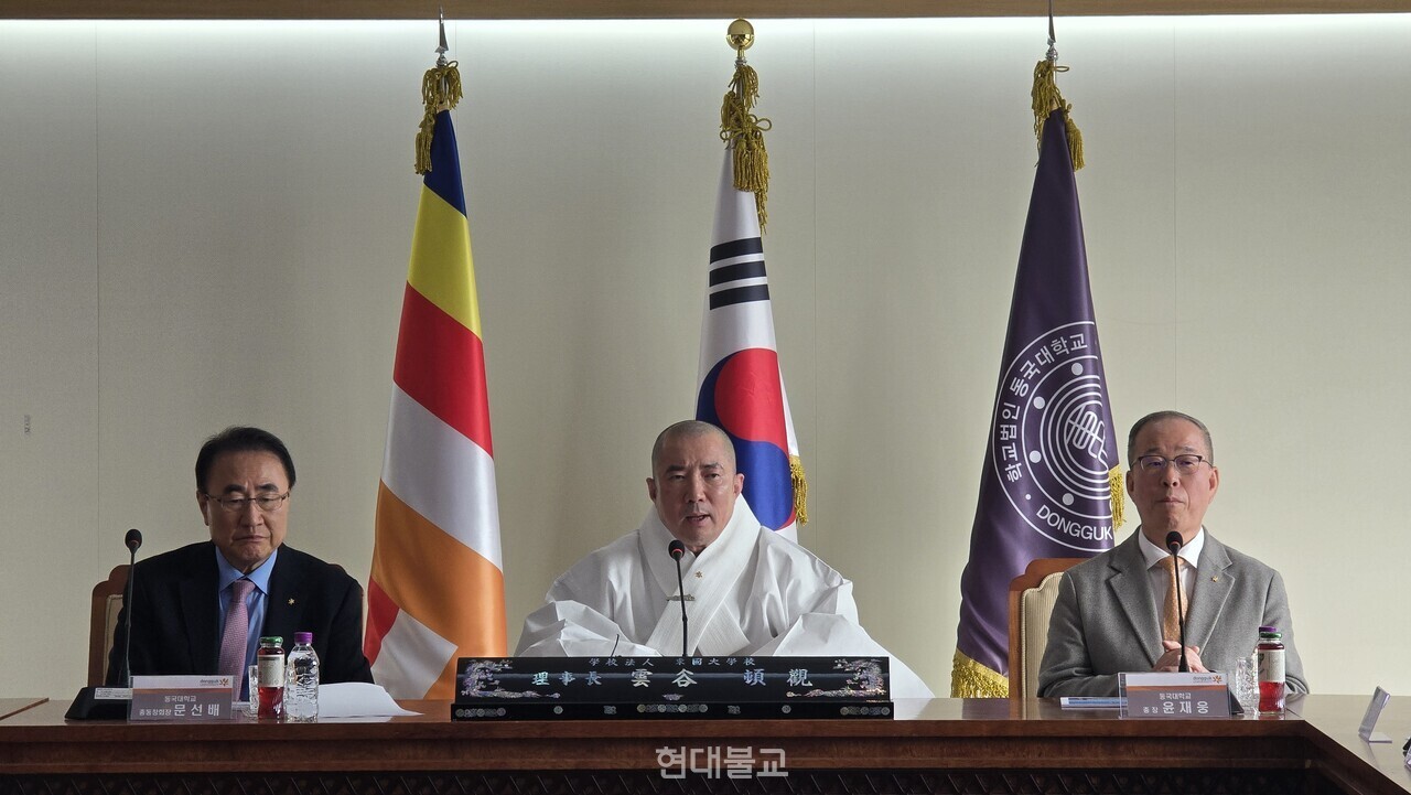 1�� 19�� ������ ���� ��������ȸ ȸ�ǽǿ��� ���� 2026�� ���� 120�ֳ� ����ȸ�߿��� �̻��� ���� ������ �λ縻�� �ϰ� �ִ�.&nbsp;