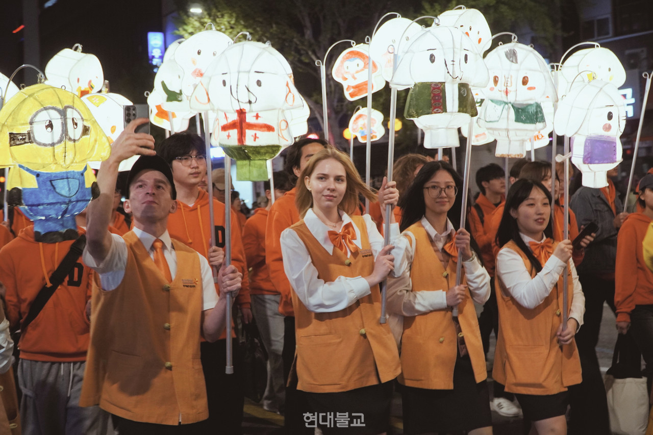 2025�� ������Ŀ� ������ ������ �ܱ��� ���л� �ұ����Ƹ� '�۷κҵ�' ȸ����. ���� 120�ֳ��� ���� ������� �۷ι� ����� Ȯ�뿡�� ������.&nbsp;&nbsp;