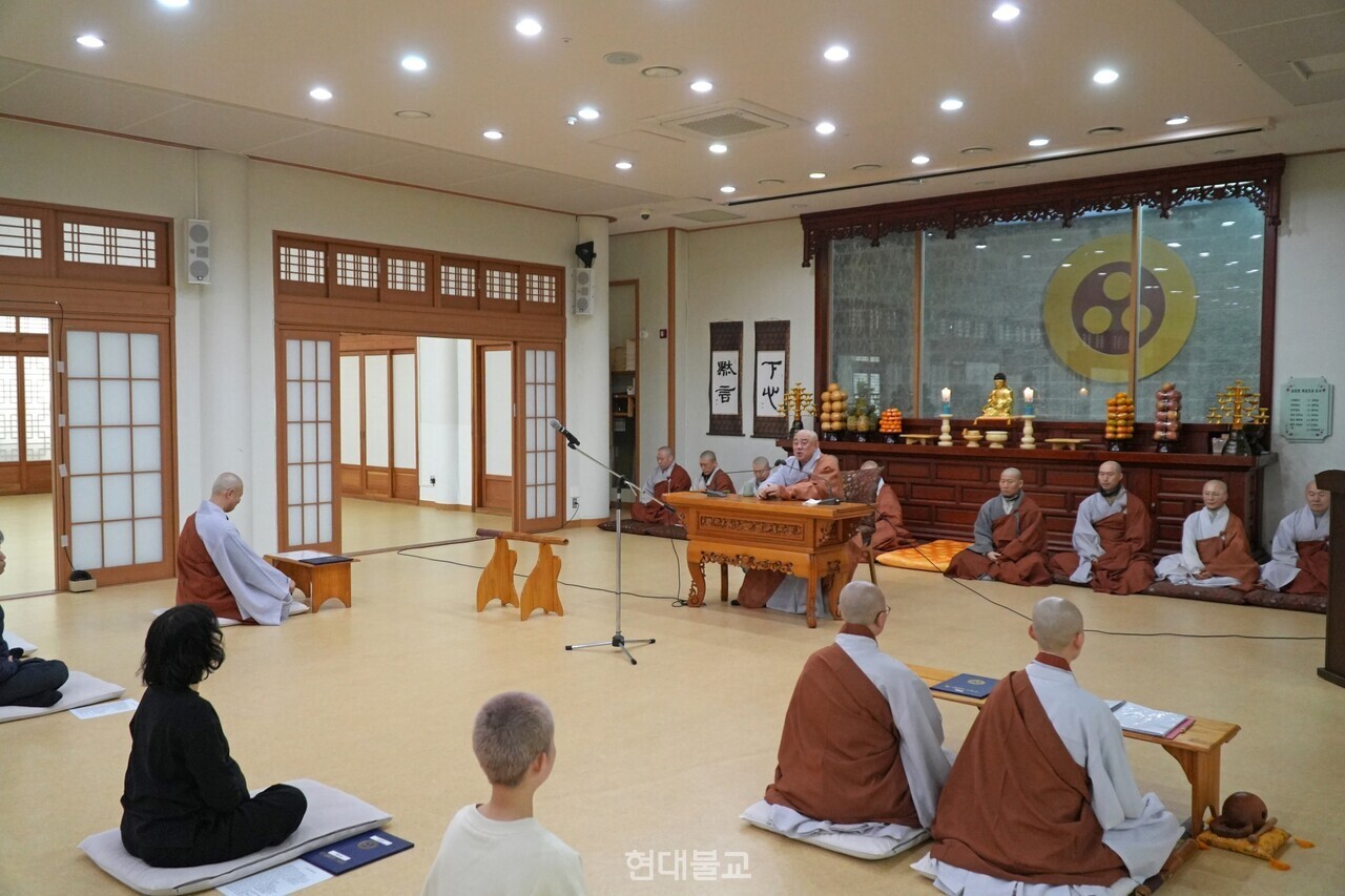 '제70기 월정사 출가학교 ' 입학 고불식에서 월정사 한주 혜안 스님이 법문하고 있다.