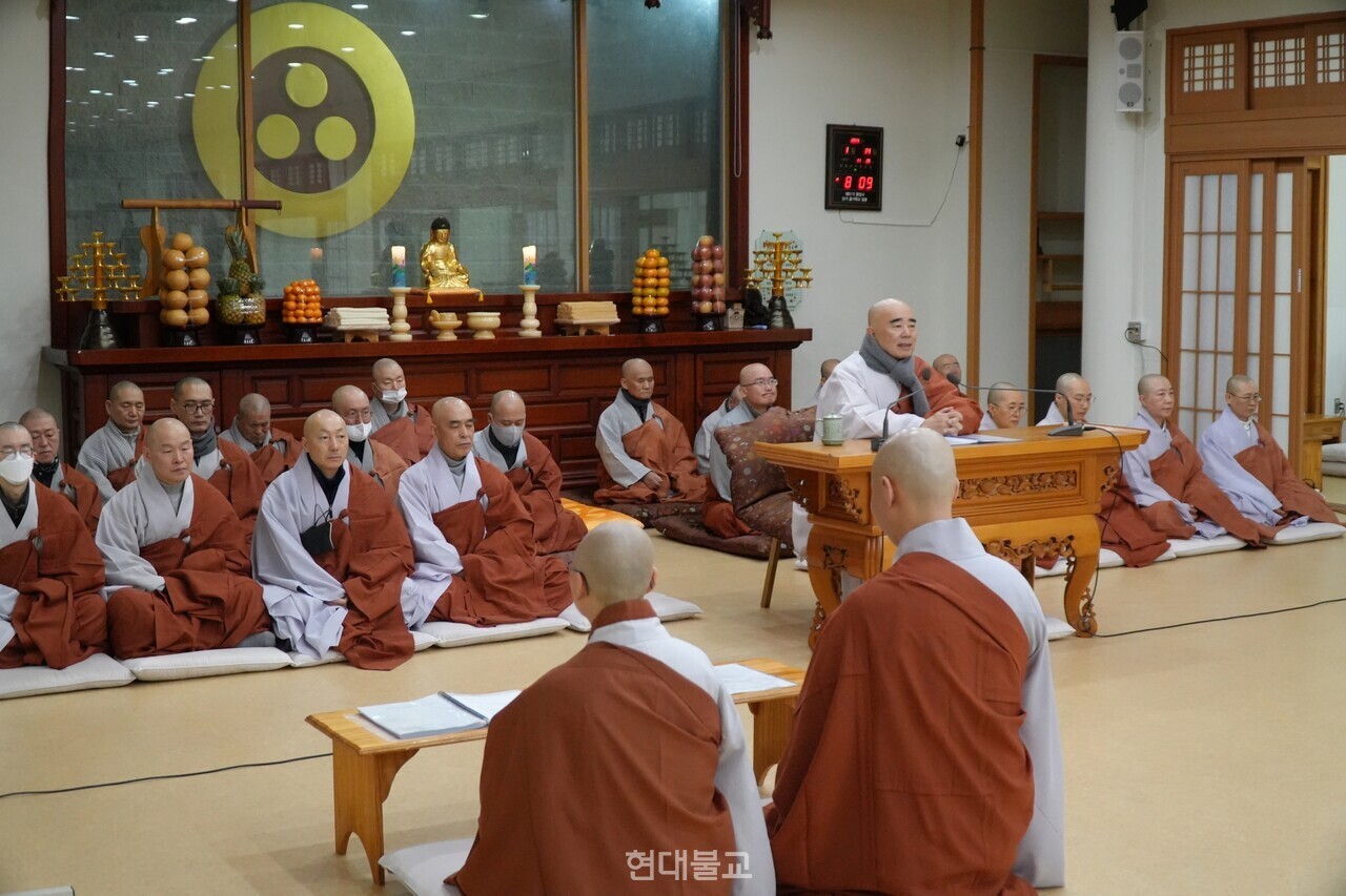 ‘제70기 월정사 출가학교’ 14일 진행된 삭발식에서 월정사 주지 정념 스님이 법문하고 있다.