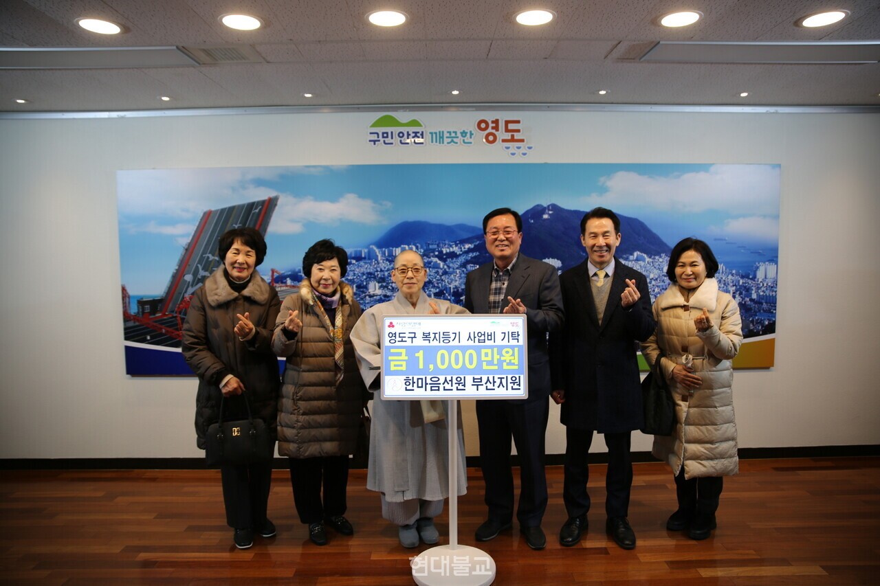 �Ѹ������� �λ������� �������� ������� ����� 1õ�� ���� ������ �� ����Կ��� �ϰ� �ִ�.