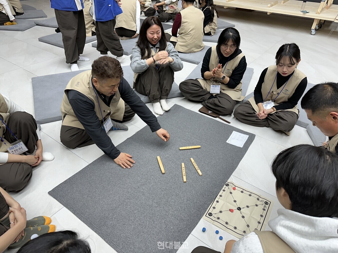 낙산사에서 진행된 설날 특별 템플스테이에서 참가자들이 윷놀이를 하고 있다. 사진 제공= 한국불교문화사업단