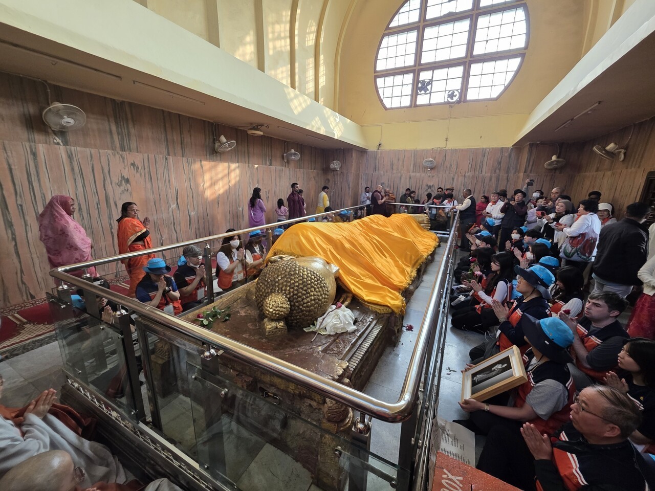 쿠시나가르 열반당에서 동국대 방문단이 기도를 올리고 있다.&nbsp;