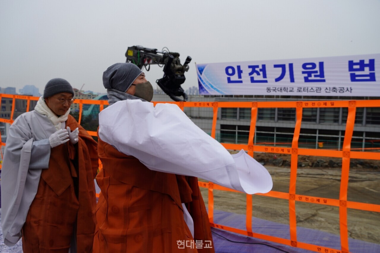 �׸��̸� ���� ���� ���԰� ���� ������ �������� ������ ���� �Ѹ��� �ִ�.&nbsp;&nbsp;